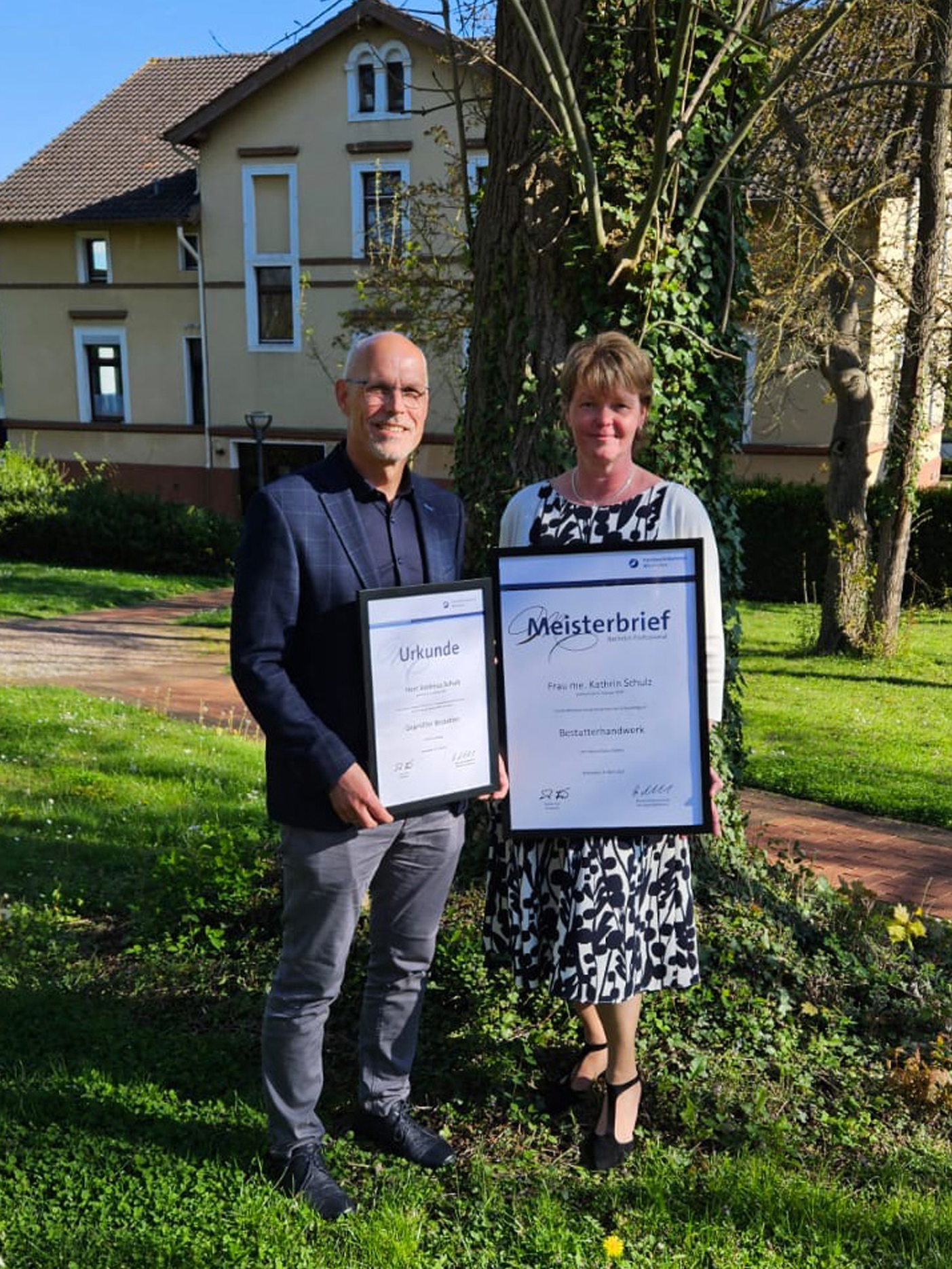 Andreas und Kathrin Schulz mit Urkunde und Meisterbrief
